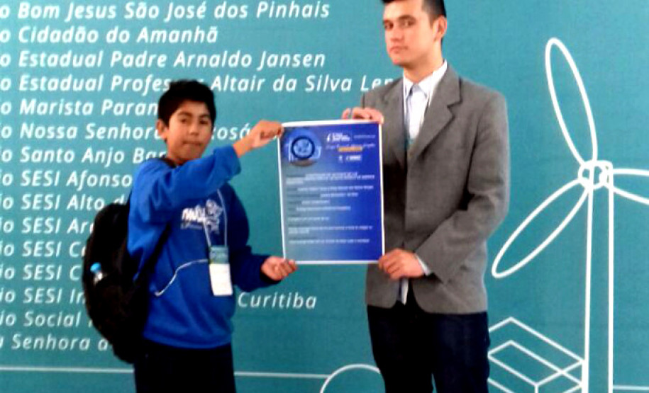 Os estudantes Leandro Ribeiro Farias, 15 anos, e Esley Marcelo dos Santos Borges, 18 anos, do Colégio Estadual Professor Altair da Silva Leme, de Colombo (Região Metropolitana de Curitiba), desenvolveram entre os meses de março e outubro deste ano um projeto científico para produção de energia limpa por meio da captação do vento