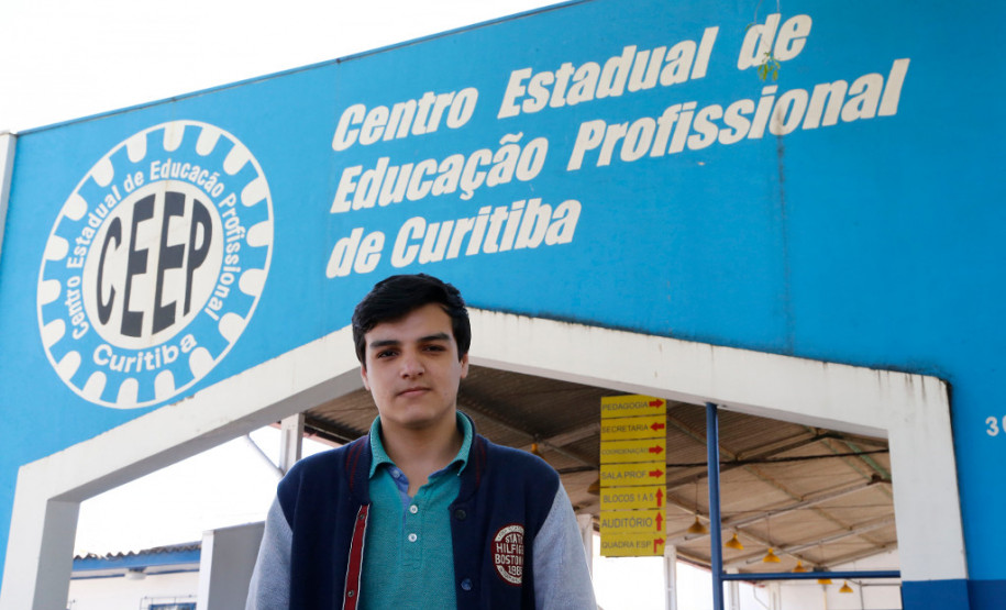 Aluno da rede estadual é bronze na Olimpíada Brasileira de Química O estudante Elizeu Daniel da Silva Junior, 18 anos, do 4° ano do curso técnico em Química do Centro Estadual de Educação Profissional (Ceep) de Curitiba, no bairro Boqueirão, conquistou a medalha de bronze na Olimpíada Brasileira de Química (OBQ) edição 2017. Ele concorreu com 405 alunos da rede pública (estadual e federal) e particular, de todo o País, que chegaram à etapa nacional. A entrega da medalha será no dia 1° de dezembro na Universidade Tecnológica Federal do Paraná, em Curitiba.