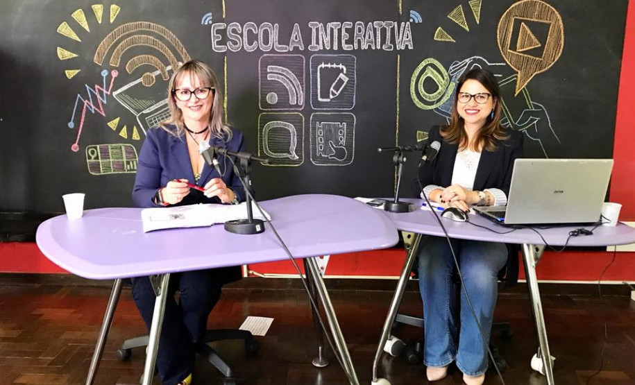 A Secretaria da Educação do Paraná (SEED) está promovendo encontros quinzenais sobre o uso de Tecnologias Digitais de Informação e Comunicação (TDIC) na sala de aula. Participam professores de instituições de ensino superior, técnicos dos Núcleos Regionais de Educação (NRE) ou da própria Secretaria, e professores de escolas da rede estadual do Paraná.