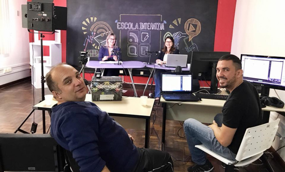 Os encontros da Escola Interativa – Tecnologias Educacionais em Debate são transmitidos ao vivo pela internet e também ficam disponíveis para visualização no portal Dia a Dia Educação. Cada episódio trabalha um tema em formato de mesa redonda, com relatos de professores e técnicos da rede sobre suas experiências nas escolas e reflexões dos professores convidados.