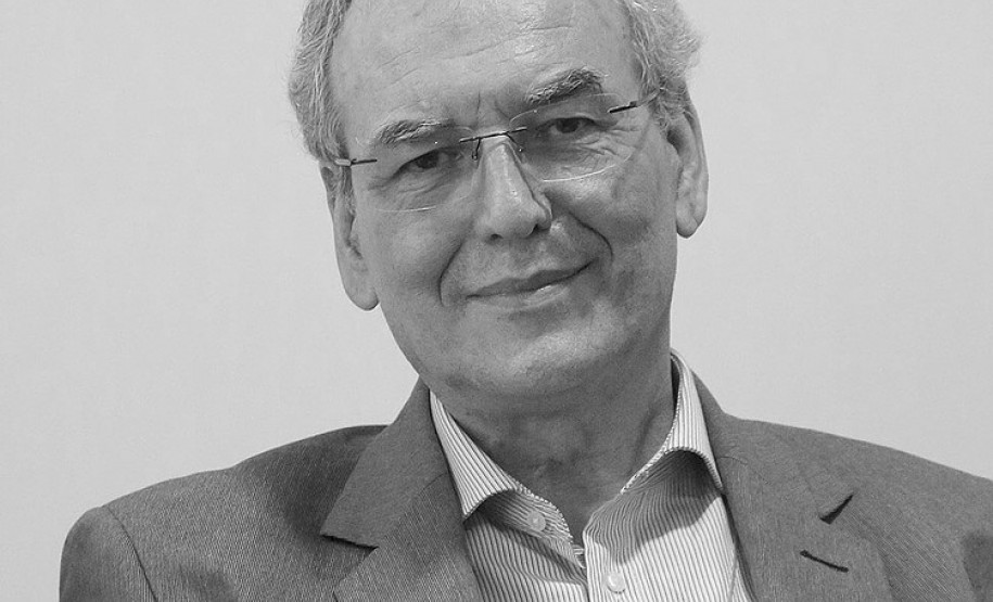 “A escola hoje é um grande espaço para ajudar a transformar este mundo, de transformar desânimo em empreendedorismo, de construirmos um projeto de vida que valha a pena. Quando a gente está aprendendo ativamente, está nesse movimento de experimentar, se realiza mais, aprende mais, e por tabela, ajuda mais o aluno”, resume o professor José Moran, da Universidade de São Paulo (USP), durante sua participação na discussão sobre Metodologias Ativas.
