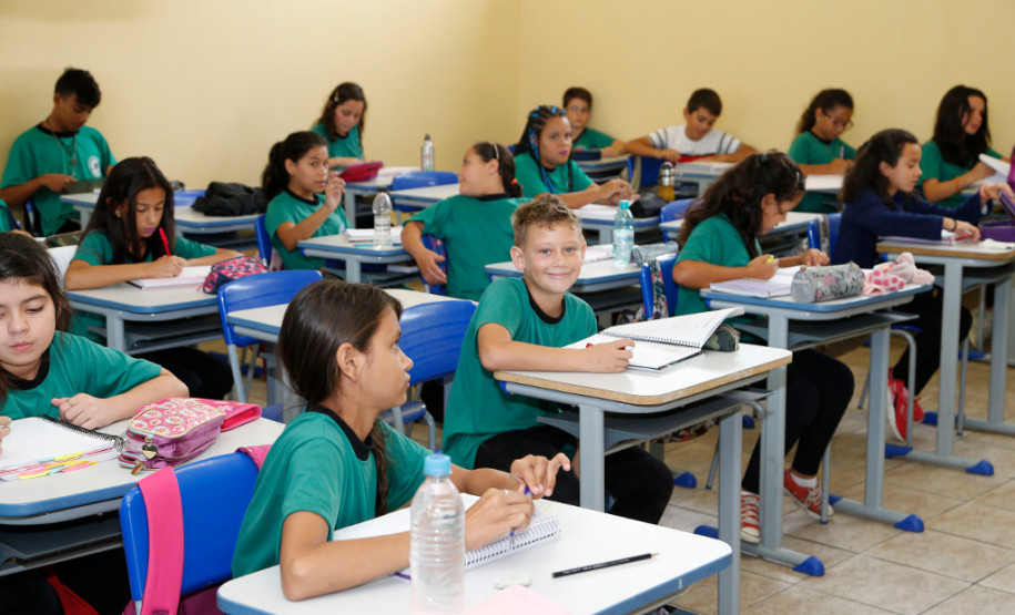 As rematrículas na rede estadual de ensino começaram nesta quinta-feira (16) e vão até o dia 1º de dezembro. Os pais ou responsáveis devem comparecer à instituição de ensino onde os alunos estão matriculados para confirmar a rematrícula para o próximo ano letivo. Maiores de 18 anos podem fazer a própria rematrícula. As datas são as mesmas para a educação básica na modalidade especial, tanto na rede estadual quanto em escolas parceiras.