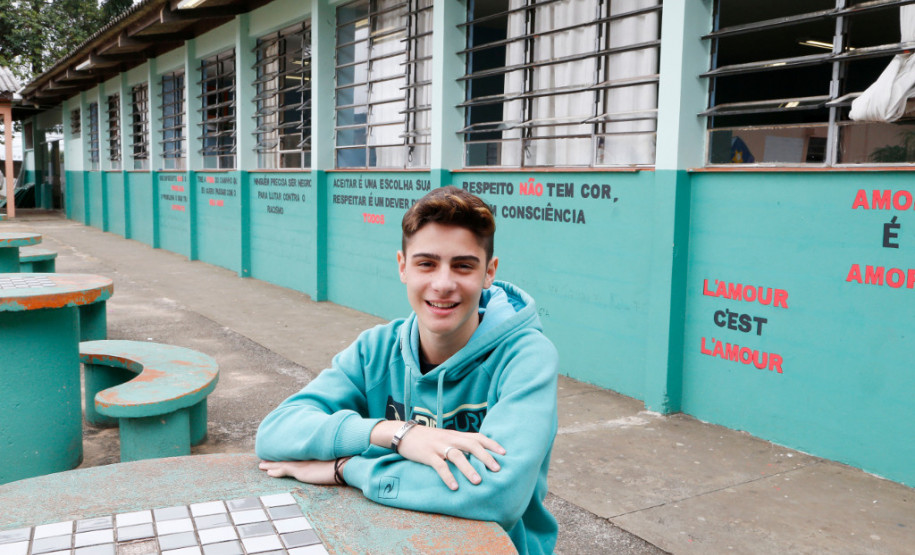 Os estudantes também fizeram uma série de pinturas no pátio com frases que reforçam direitos fundamentais de igualdade e combate à discriminação. “São frases curtas feitas no pátio, que no intervalo fica cheio, para causar impacto e reflexão nas pessoas que passam por aqui”, disse o aluno André Ian Garcia, do 2° ano do ensino médio.