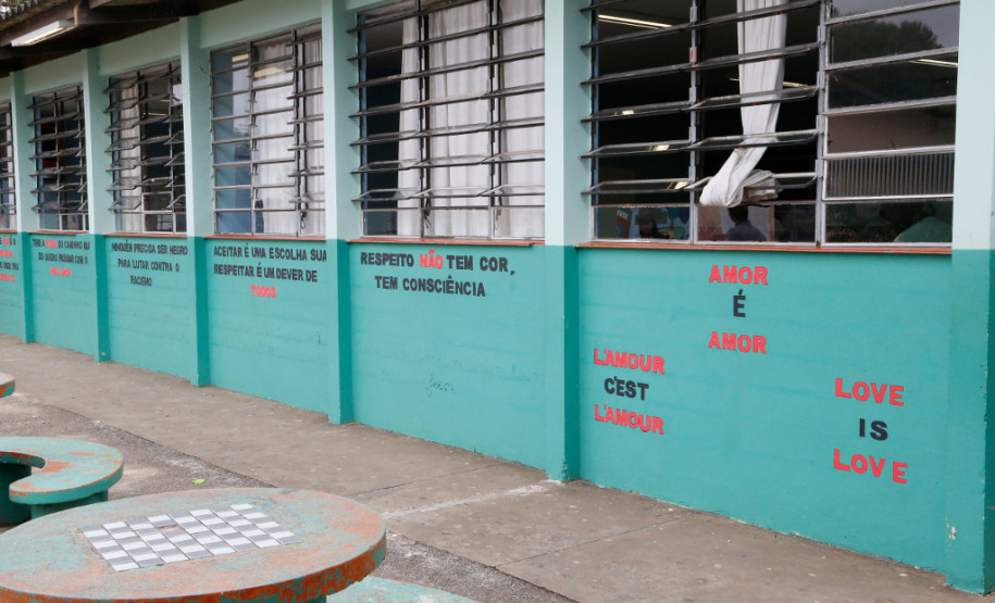 Os estudantes também fizeram uma série de pinturas no pátio com frases que reforçam direitos fundamentais de igualdade e combate à discriminação. “São frases curtas feitas no pátio, que no intervalo fica cheio, para causar impacto e reflexão nas pessoas que passam por aqui”, disse o aluno André Ian Garcia, do 2° ano do ensino médio.