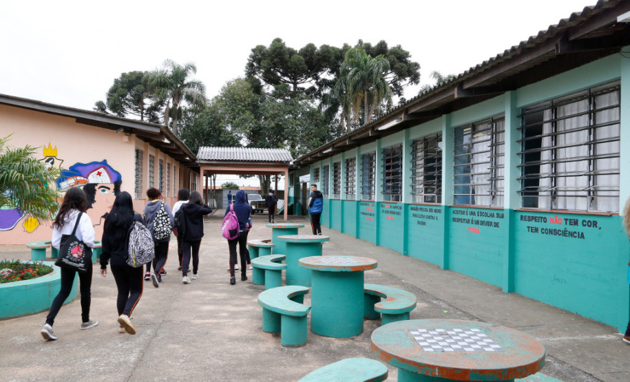 Os estudantes também fizeram uma série de pinturas no pátio com frases que reforçam direitos fundamentais de igualdade e combate à discriminação. “São frases curtas feitas no pátio, que no intervalo fica cheio, para causar impacto e reflexão nas pessoas que passam por aqui”, disse o aluno André Ian Garcia, do 2° ano do ensino médio.