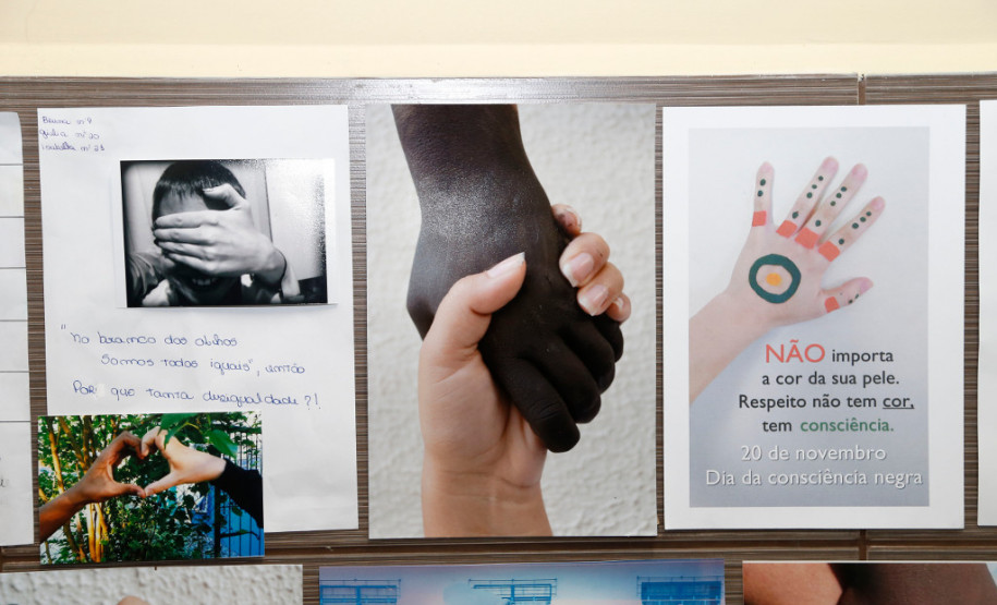 No Centro Estadual de Educação Profissional (CEEP) de Curitiba, no bairro Boqueirão, os alunos do 1° ano dos cursos técnicos em Edificações e Química e do 4° ano do curso de Meio Ambiente promovem nessa semana a exposição fotográfica “Consciência negra... É entender a sua história... Humanos... Sendo Escravizados”. A composição do trabalho durou um mês e reúne fotografias que abordam a questão do racismo contra pessoas negras inseridas no cotidiano.