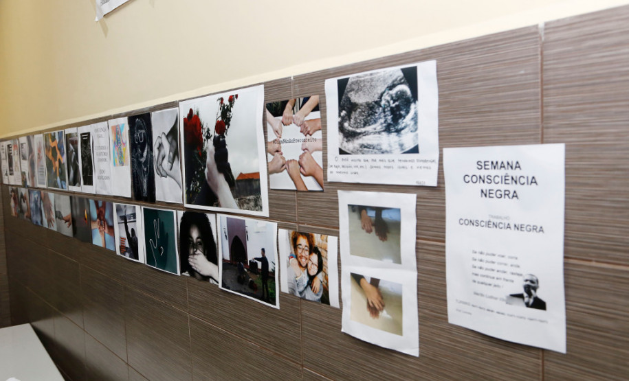 No Centro Estadual de Educação Profissional (CEEP) de Curitiba, no bairro Boqueirão, os alunos do 1° ano dos cursos técnicos em Edificações e Química e do 4° ano do curso de Meio Ambiente promovem nessa semana a exposição fotográfica “Consciência negra... É entender a sua história... Humanos... Sendo Escravizados”. A composição do trabalho durou um mês e reúne fotografias que abordam a questão do racismo contra pessoas negras inseridas no cotidiano.