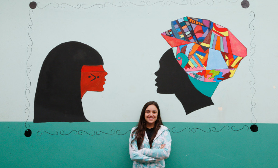 No Colégio Estadual Euzébio da Mota, também no bairro Boqueirão, os estudantes do 1° e 2° ano do ensino médio fizeram uma pintura retratando uma mulher negra e uma mulher indígena
