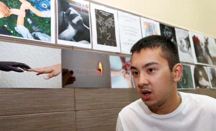 Além das fotografias, os alunos também traçaram um pequeno perfil de personagens negros que marcaram a história da humanidade como Martin Luther King, Malcon X, Maria Filipa de Oliveira e Carolina Maria de Jesus. “São personagens históricos que marcaram suas épocas lutando por igualdade”, disse o aluno Lucas Satto Shiromaro, 17 anos, também do 4° ano do curso de meio ambiente.