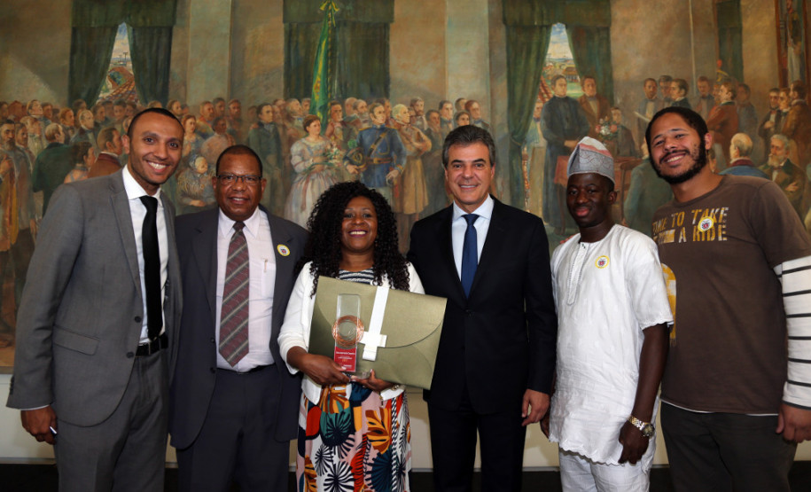 O Governo do Paraná homenageou nesta segunda-feira, 20 de Novembro, Dia da Consciência Negra, dez mulheres que se destacam pelo compromisso com a promoção da igualdade racial e pelas ações de valorização da população negra