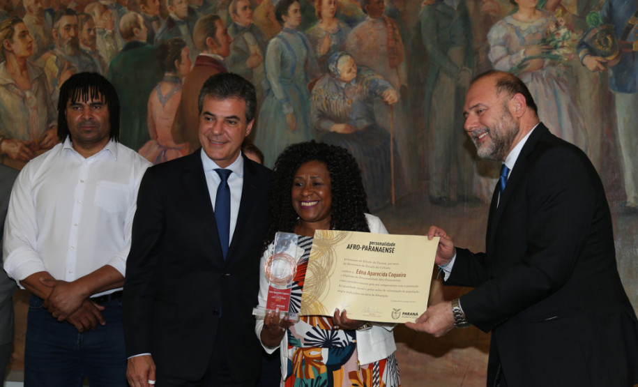 <strong>Edna Aparecida Coqueiro - Educação</strong>
Atualmente é coordenadora da Educação das Relações Étnico-Raciais e da Educação Escolar Quilombola no Departamento da Diversidade da Secretaria de Estado da Educação do Paraná e presidente do Conselho Estadual de Promoção da Igualdade Racial (CONSEPIR)