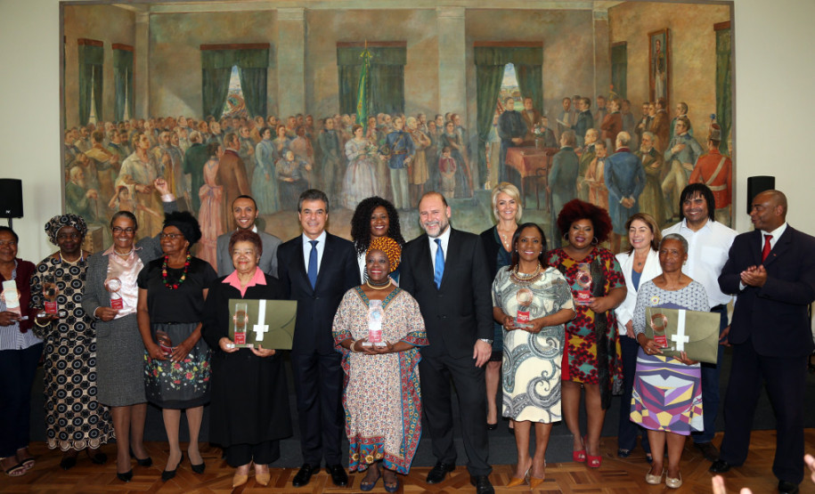 O Governo do Paraná homenageou nesta segunda-feira, 20 de Novembro, Dia da Consciência Negra, dez mulheres que se destacam pelo compromisso com a promoção da igualdade racial e pelas ações de valorização da população negra
