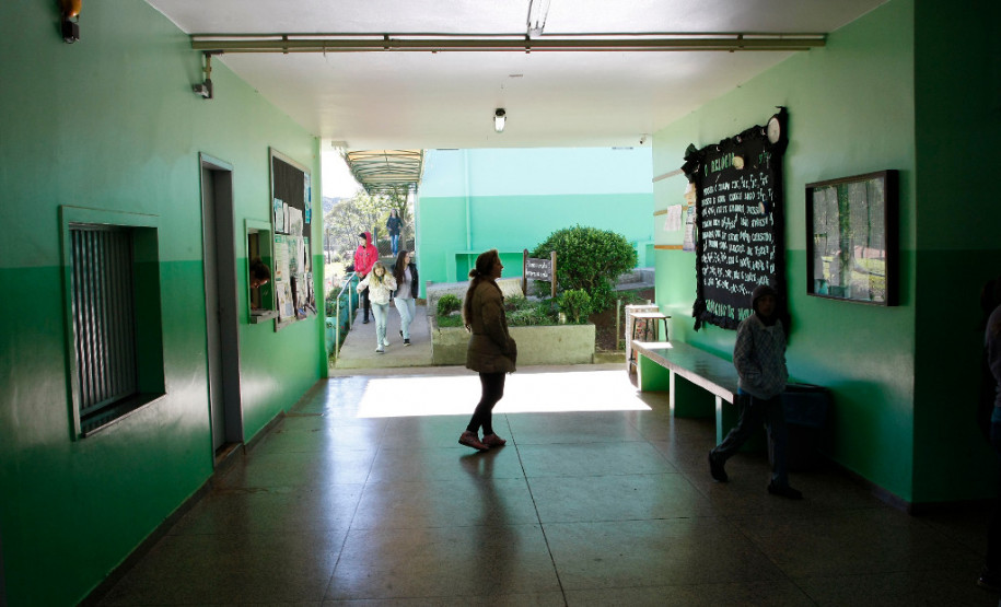 Profissionais da Educação recebem mais de R$ 98 milhões A implantação dos benefícios para servidores das diversas áreas do Executivo havia sido autorizada em julho pelo governador Beto Richa e vale para todos os profissionais do Estado que já cumpriram os requisitos necessários para a aquisição desses benefícios este ano.