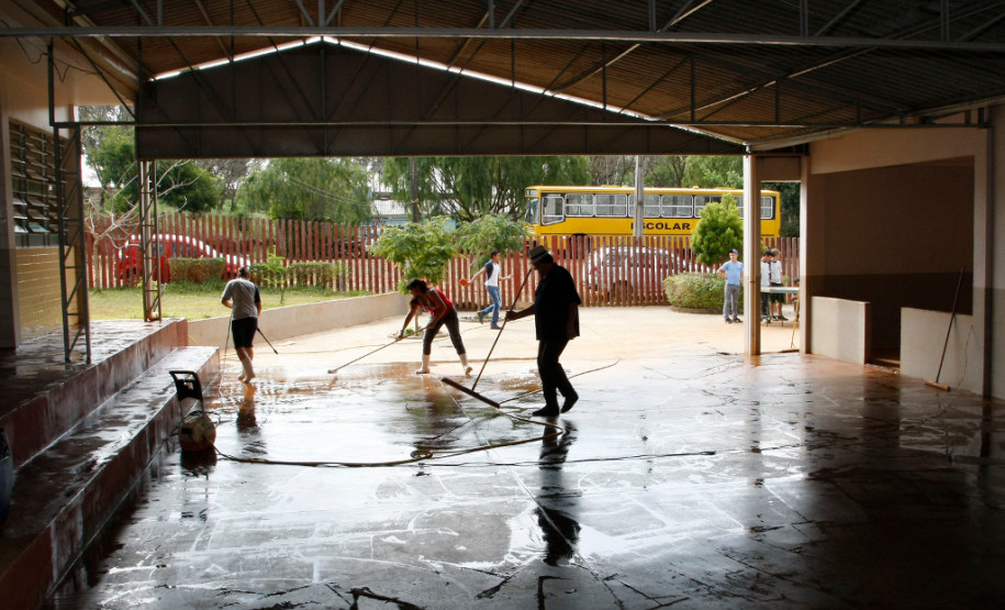 Profissionais da Educação recebem mais de R$ 98 milhões Com a medida, serão pagos ao todo 55 mil avanços de carreira, que se somam aos pagamentos iniciados em janeiro, quando 94 mil atos foram implantados pelo Governo do Estado. Para quitar promoções e progressões de todas as categorias do serviço público estadual, foi reservado R$ 1,4 bilhão do orçamento deste ano.