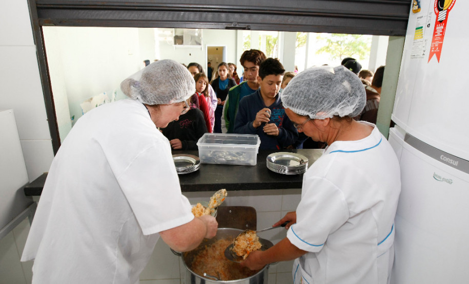 Profissionais da Educação recebem mais de R$ 98 milhões No mês de janeiro já tinham sido implantados benefícios aos servidores que adquiriram o direito a progressões e promoções até dezembro de 2016.