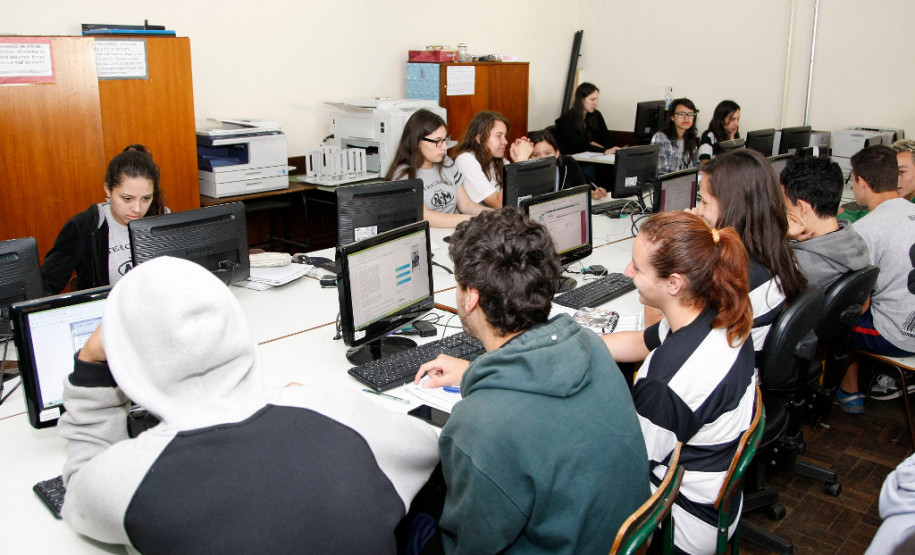 Profissionais da Educação recebem mais de R$ 98 milhões A progressão, no serviço público, é a mudança de uma referência salarial para outra imediatamente superior, obedecidas as condições previstas em legislação específica, própria da carreira a que pertence o servidor. A promoção é a elevação do servidor à classe/nível imediatamente superior àquela a que pertence, também obedecidas as condições previstas na legislação específica de cada carreira.