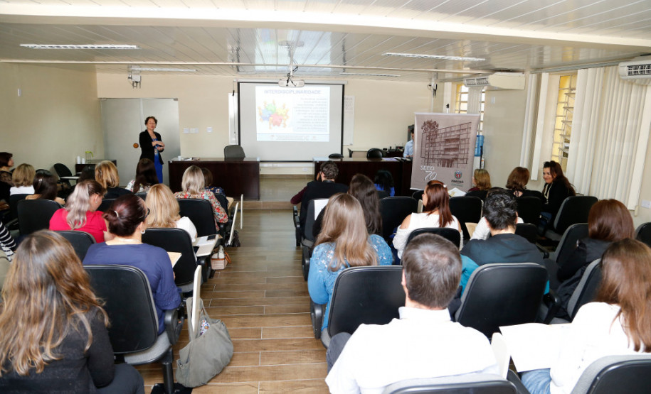 Professores das redes municipal e estadual de ensino foram contemplados nessa terça-feira (21), em Curitiba, com troféus e menções honrosas por desenvolver e trabalhar ações pedagógicas inovadoras que contribuem para o processo de ensino e aprendizagem. A premiação faz parte da 10° edição do Prêmio Professores do Brasil, do Ministério da Educação.