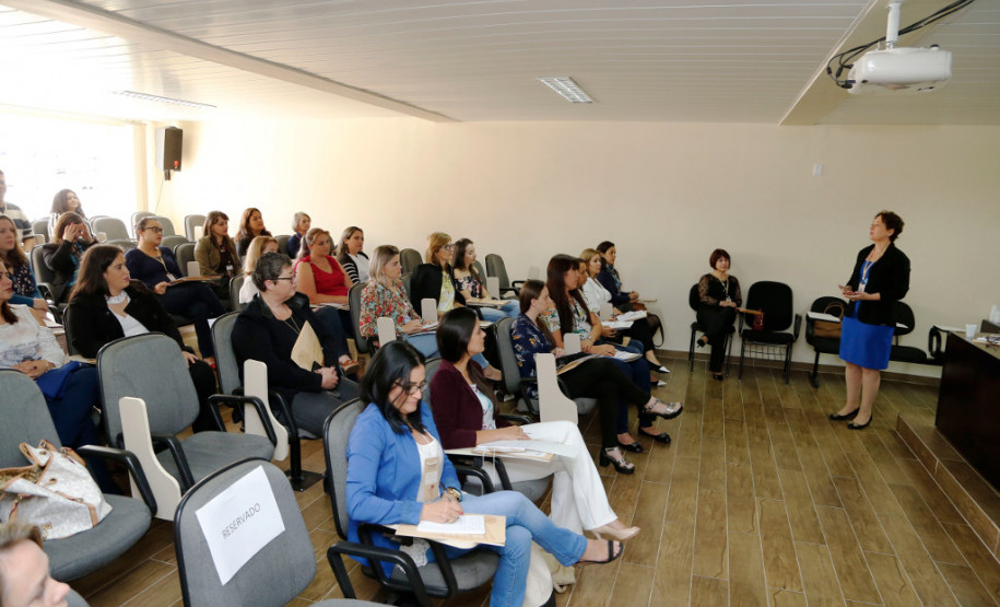 Professores das redes municipal e estadual de ensino foram contemplados nessa terça-feira (21), em Curitiba, com troféus e menções honrosas por desenvolver e trabalhar ações pedagógicas inovadoras que contribuem para o processo de ensino e aprendizagem. A premiação faz parte da 10° edição do Prêmio Professores do Brasil, do Ministério da Educação.