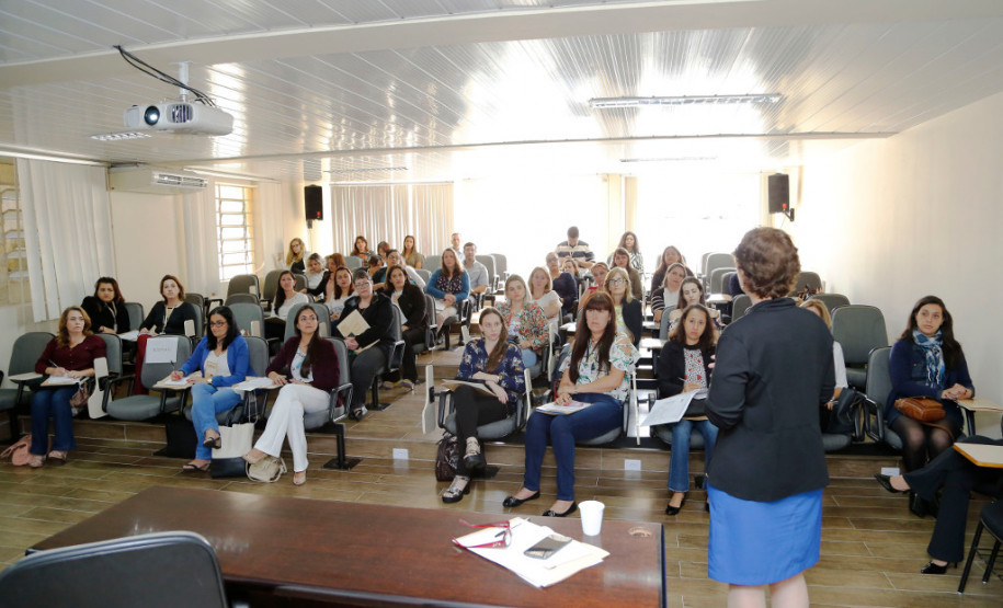 Professores das redes municipal e estadual de ensino foram contemplados nessa terça-feira (21), em Curitiba, com troféus e menções honrosas por desenvolver e trabalhar ações pedagógicas inovadoras que contribuem para o processo de ensino e aprendizagem. A premiação faz parte da 10° edição do Prêmio Professores do Brasil, do Ministério da Educação.