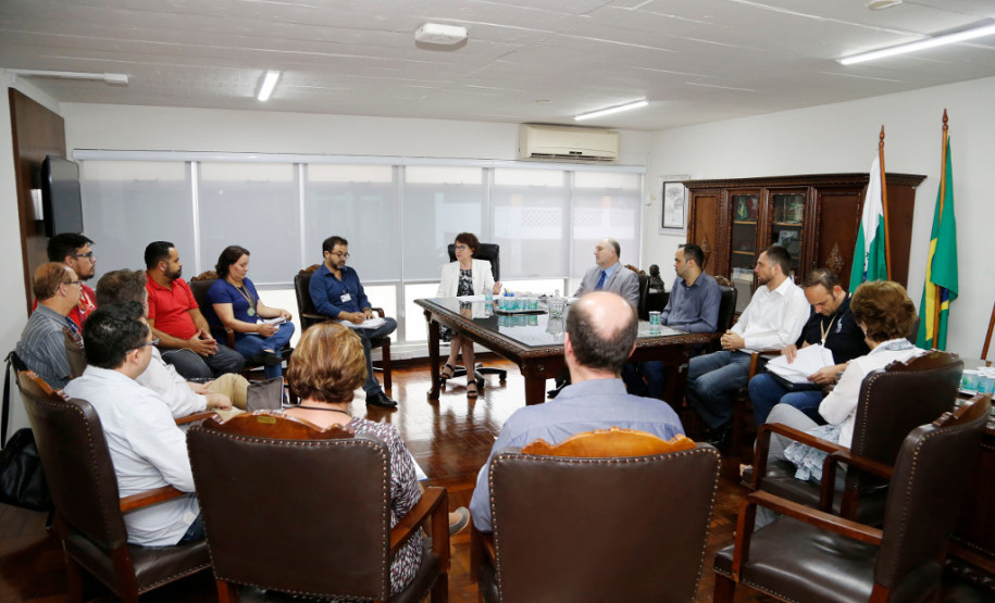 Educação vai contratar funcionários para as escolas O Governo do Paraná vai contratar, por meio de concurso, mais funcionários administrativos (agentes II) para as escolas estaduais