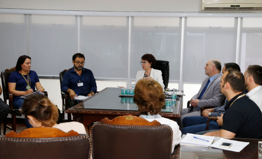 Educação vai contratar funcionários para as escolas O Governo do Paraná vai contratar, por meio de concurso, mais funcionários administrativos (agentes II) para as escolas estaduais