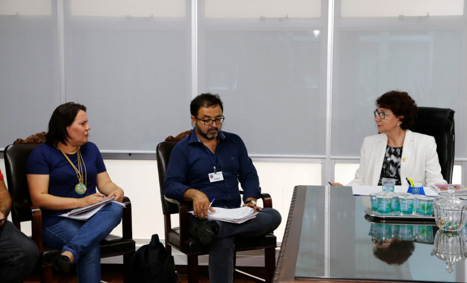 Educação vai contratar funcionários para as escolas O Governo do Paraná vai contratar, por meio de concurso, mais funcionários administrativos (agentes II) para as escolas estaduais