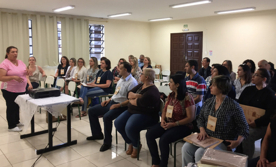 A Secretaria de Estado da Educação reuniu, nesta quarta-feira (22), em Curitiba, os ouvidores que atuam nos 32 Núcleos Regionais de Educação (NREs) para discutir questões técnicas relacionadas às atividades e promover a troca de experiências e informações. Pela manhã, os profissionais participaram de palestras e visita técnica na Controladoria Geral do Estado (CGE).