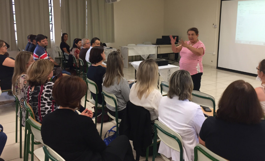 A Secretaria de Estado da Educação reuniu, nesta quarta-feira (22), em Curitiba, os ouvidores que atuam nos 32 Núcleos Regionais de Educação (NREs) para discutir questões técnicas relacionadas às atividades e promover a troca de experiências e informações. Pela manhã, os profissionais participaram de palestras e visita técnica na Controladoria Geral do Estado (CGE).