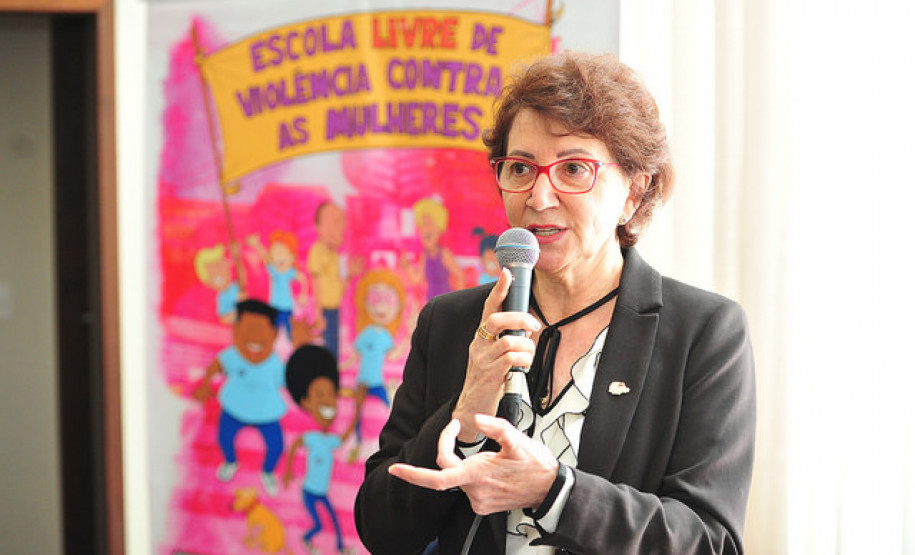 A secretária de Estado da Educação, professora Ana Seres, participou do lançamento da cartilha sobre violência contra a mulher, lançada na manhã desta quarta-feira (22) na Assembleia Legislativa do Paraná.
