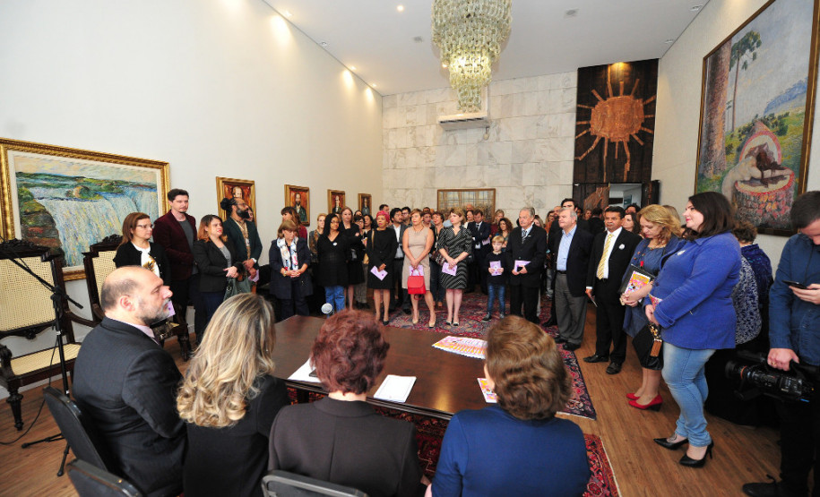 A secretária de Estado da Educação, professora Ana Seres, participou do lançamento da cartilha sobre violência contra a mulher, lançada na manhã desta quarta-feira (22) na Assembleia Legislativa do Paraná.