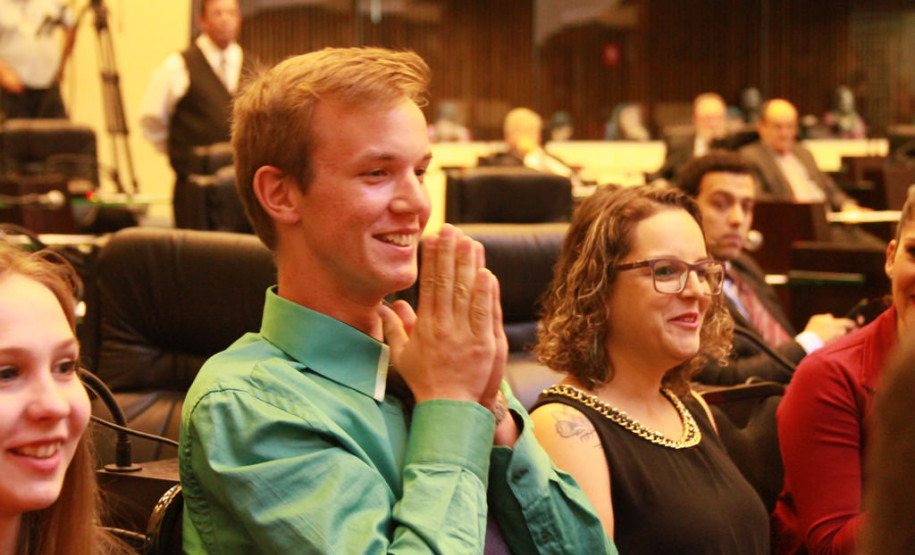 O estudante Douglas Froelich, do 3° ano do ensino médio do Colégio Estadual do Campo Helena Kolody, município de Cruz Machado (Sul do Estado), foi o vencedor da 3ª edição do programa Geração Atitude. O anúncio foi feito pelo presidente da Assembleia Legislativa do Paraná (ALEP), deputado Ademar Traiano (PSDB), na quarta-feira (22), em Curitiba.