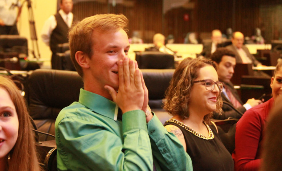 O estudante Douglas Froelich, do 3° ano do ensino médio do Colégio Estadual do Campo Helena Kolody, município de Cruz Machado (Sul do Estado), foi o vencedor da 3ª edição do programa Geração Atitude. O anúncio foi feito pelo presidente da Assembleia Legislativa do Paraná (ALEP), deputado Ademar Traiano (PSDB), na quarta-feira (22), em Curitiba.