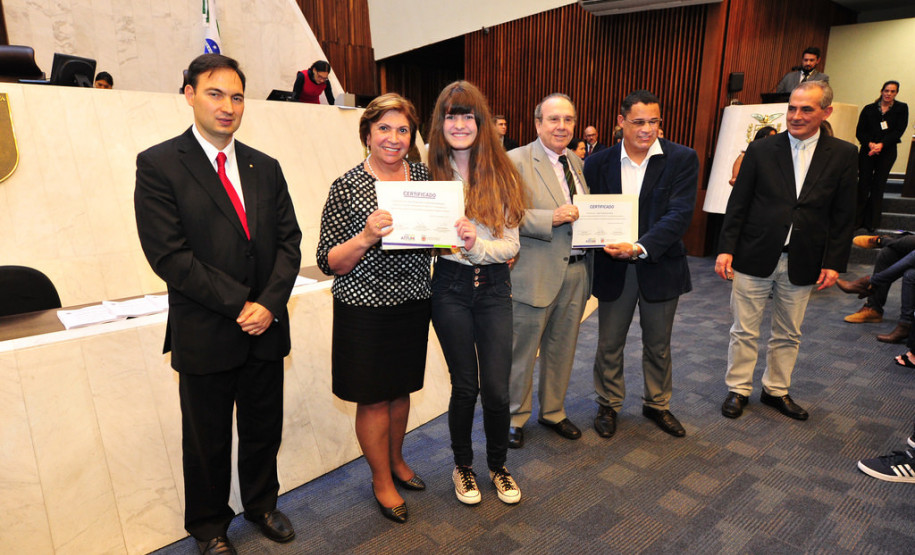 O programa é resultado da parceria entre o Ministério Público do Estado, Secretaria de Estado da Educação, Assessoria Especial de Juventude do Governo do Estado, Assembleia Legislativa e Tribunal de Justiça e tem como objetivo apoiar a formação cidadã de estudantes paranaenses, promovendo a cidadania, a participação social e o protagonismo juvenil, além da participação dos jovens no processo político e social do Estado