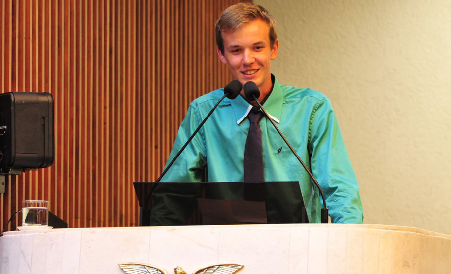 A proposta de projeto de lei desenvolvida por Douglas tem como objetivo combater o bullying na rede de ensino por meio de campanhas de esclarecimento sobre o assunto, além de debates com a comunidade escolar. “Eu estou muito feliz não só por mim, mas por todos que participaram. O projeto, escrito por mim e mais dois colegas foi supervisionado por nossa professora de Sociologia, Waldirene Metz, com a ajuda do Guia do Cidadão”, explicou Douglas.