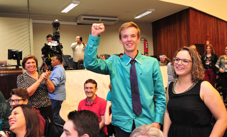 A proposta de projeto de lei desenvolvida por Douglas tem como objetivo combater o bullying na rede de ensino por meio de campanhas de esclarecimento sobre o assunto, além de debates com a comunidade escolar. “Eu estou muito feliz não só por mim, mas por todos que participaram. O projeto, escrito por mim e mais dois colegas foi supervisionado por nossa professora de Sociologia, Waldirene Metz, com a ajuda do Guia do Cidadão”, explicou Douglas.