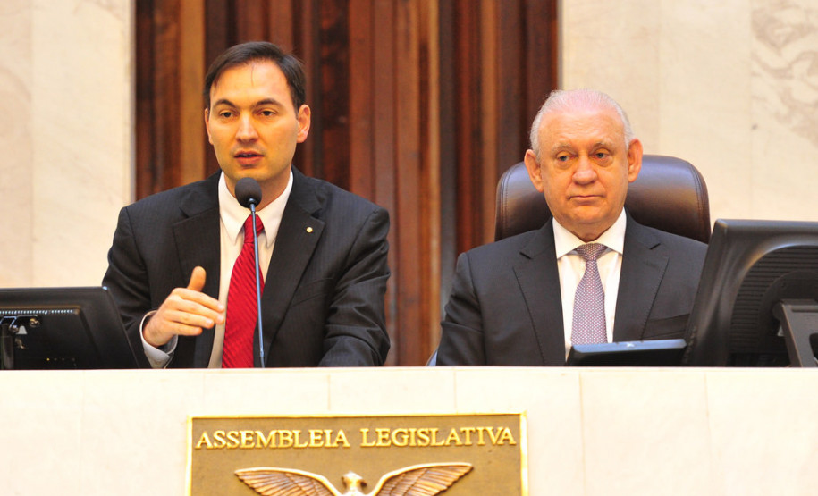 O promotor de Justiça Eduardo Cambi (esquerda), que representou o MP-PR na solenidade, destacou que a comunidade escolar pode desempenhar o papel de porta-voz dos debates sobre cidadania