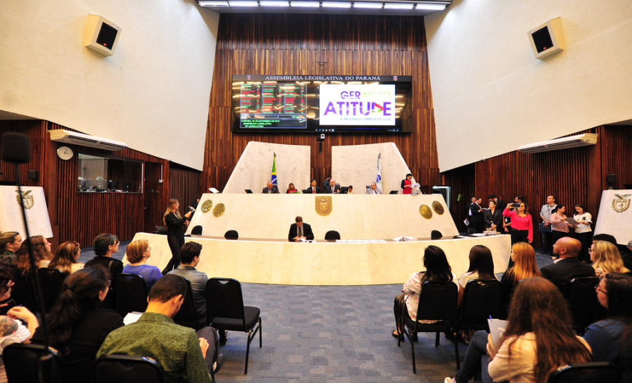 Douglas veio a Curitiba com a Caravana da Cidadania com estudantes de 25 Núcleos Regionais de Educação (NRE). Durante três dias os estudantes conheceram os principais pontos turísticos da capital, além dos prédios que sediam os Poderes Legislativo, Executivo, Judiciário e do Ministério Público.