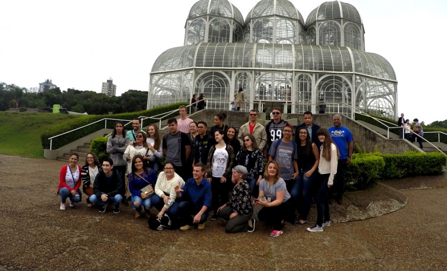 Douglas veio a Curitiba com a Caravana da Cidadania com estudantes de 25 Núcleos Regionais de Educação (NRE). Durante três dias os estudantes conheceram os principais pontos turísticos da capital, além dos prédios que sediam os Poderes Legislativo, Executivo, Judiciário e do Ministério Público.