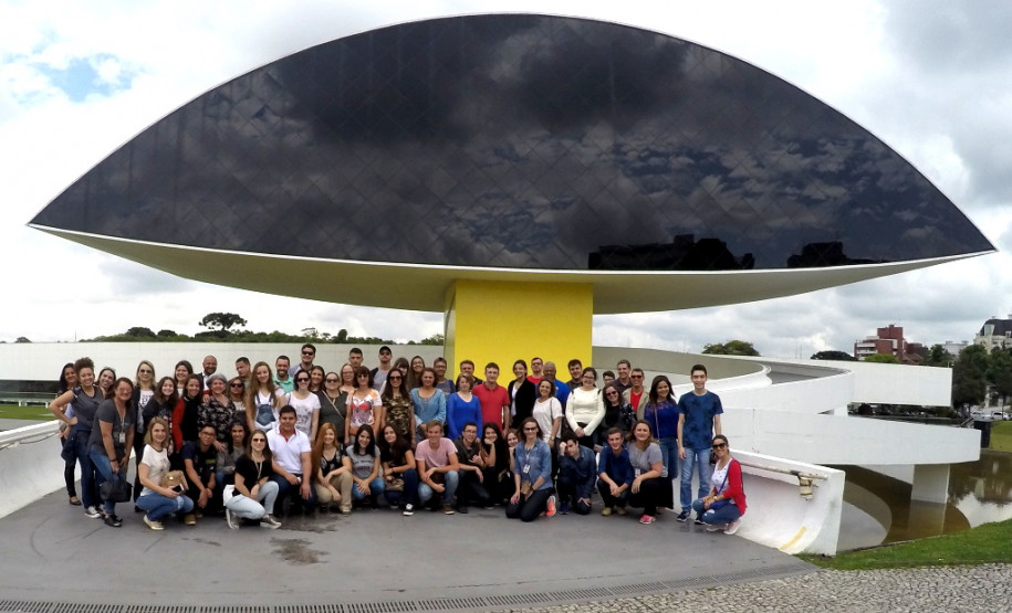 Douglas veio a Curitiba com a Caravana da Cidadania com estudantes de 25 Núcleos Regionais de Educação (NRE). Durante três dias os estudantes conheceram os principais pontos turísticos da capital, além dos prédios que sediam os Poderes Legislativo, Executivo, Judiciário e do Ministério Público.