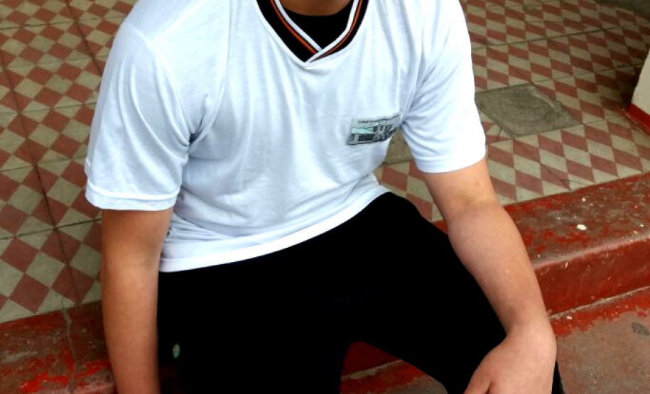 O aluno André Felipe Araújo Ferreira, 13 anos, do 9° ano do ensino fundamental do Colégio Estadual Silveira da Motta, no centro de são José dos Pinhais (Região Metropolitana de Curitiba), conquistou duas medalhas de prata (2014 e 2016) e uma medalha de bronze em (2015). Para essa edição ele fez uma promessa para o padrinho de que ganharia a medalha de ouro. “Eu prometi que ganharia a medalha de ouro e estudei muito para isso”, disse André, que estudou quatro horas por dia.