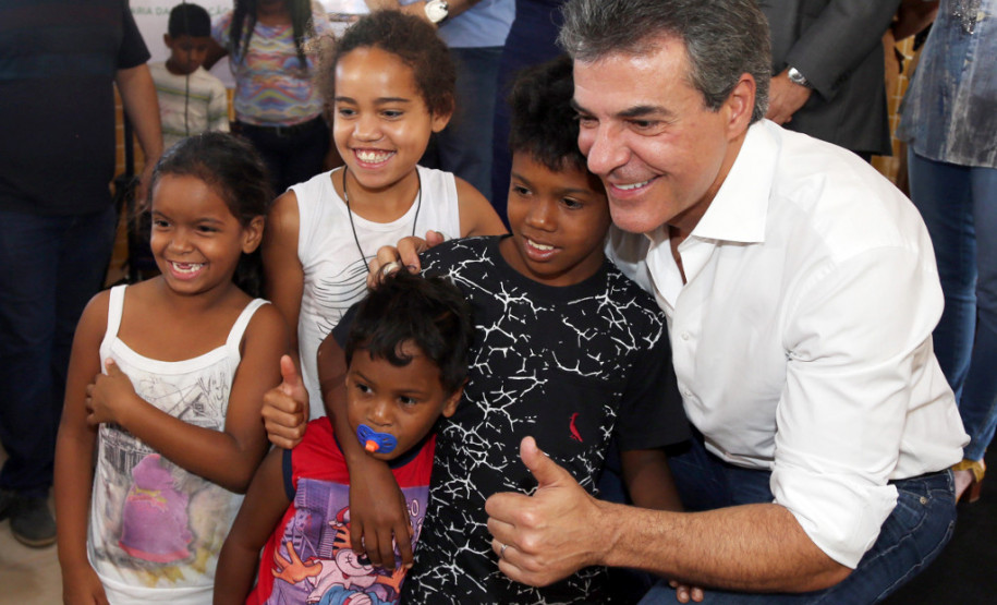 O governador Beto Richa inaugurou nesta sexta-feira (24) o Colégio Estadual Vista Bela, de Londrina, no Norte do Paraná. A nova unidade tem capacidade para 2.500 estudantes do ensino fundamental e ensino médio, em três períodos. Richa também assinou decreto formalizando a instalação do Colégio da Polícia Militar em Londrina e autorizou edital para o processo seletivo de vagas.