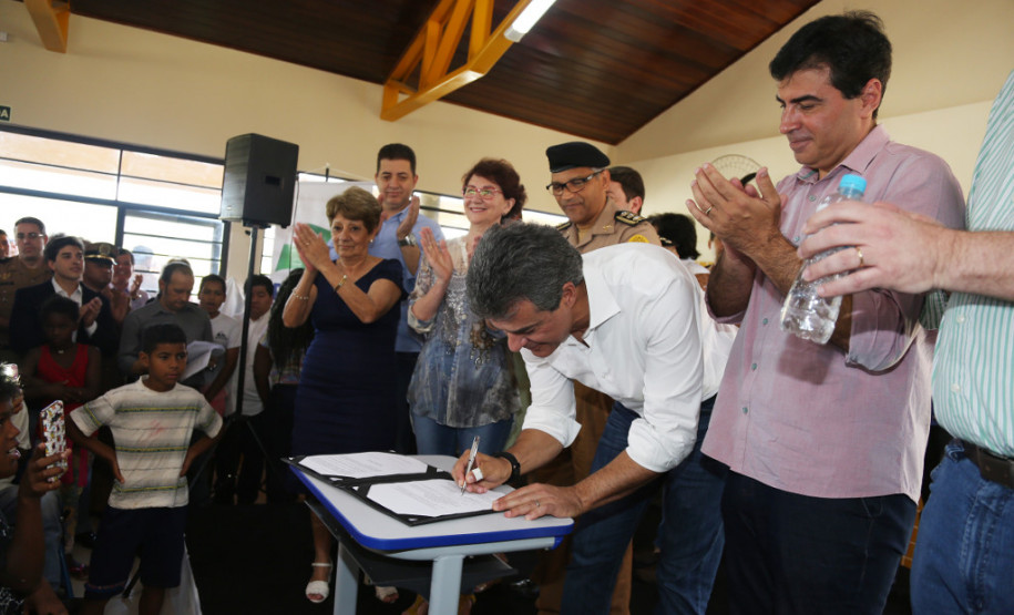 O governador Beto Richa inaugurou nesta sexta-feira (24) o Colégio Estadual Vista Bela, de Londrina, no Norte do Paraná. A nova unidade tem capacidade para 2.500 estudantes do ensino fundamental e ensino médio, em três períodos. Richa também assinou decreto formalizando a instalação do Colégio da Polícia Militar em Londrina e autorizou edital para o processo seletivo de vagas.