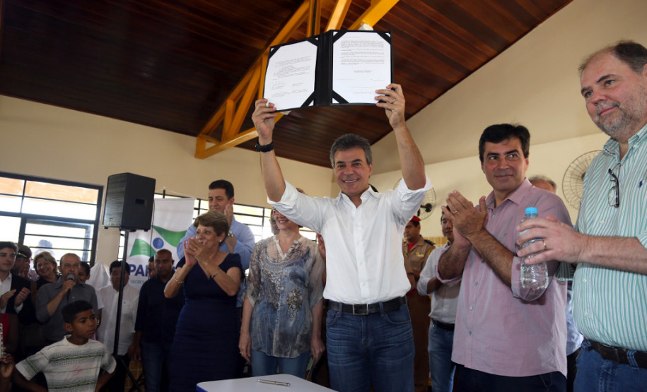 O governador Beto Richa inaugurou nesta sexta-feira (24) o Colégio Estadual Vista Bela, de Londrina, no Norte do Paraná. A nova unidade tem capacidade para 2.500 estudantes do ensino fundamental e ensino médio, em três períodos. Richa também assinou decreto formalizando a instalação do Colégio da Polícia Militar em Londrina e autorizou edital para o processo seletivo de vagas.