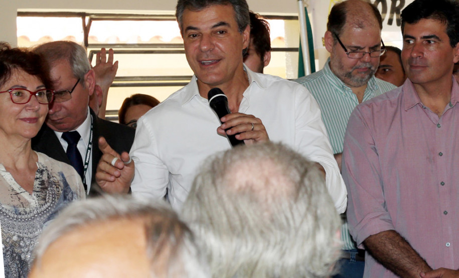 O governador Beto Richa inaugurou nesta sexta-feira (24) o Colégio Estadual Vista Bela, de Londrina, no Norte do Paraná. A nova unidade tem capacidade para 2.500 estudantes do ensino fundamental e ensino médio, em três períodos. Richa também assinou decreto formalizando a instalação do Colégio da Polícia Militar em Londrina e autorizou edital para o processo seletivo de vagas.