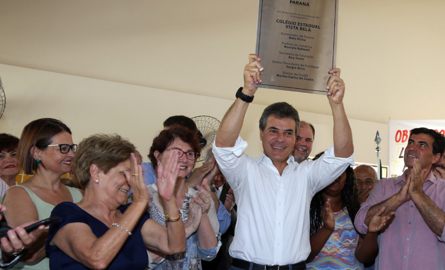 O governador Beto Richa inaugurou nesta sexta-feira (24) o Colégio Estadual Vista Bela, de Londrina, no Norte do Paraná. A nova unidade tem capacidade para 2.500 estudantes do ensino fundamental e ensino médio, em três períodos. Richa também assinou decreto formalizando a instalação do Colégio da Polícia Militar em Londrina e autorizou edital para o processo seletivo de vagas.