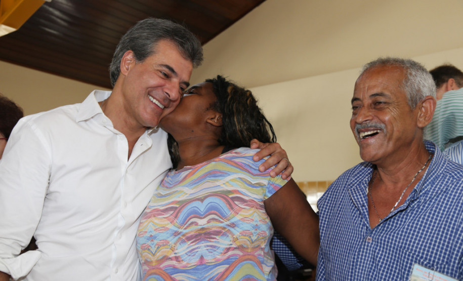 O governador Beto Richa inaugurou nesta sexta-feira (24) o Colégio Estadual Vista Bela, de Londrina, no Norte do Paraná. A nova unidade tem capacidade para 2.500 estudantes do ensino fundamental e ensino médio, em três períodos. Richa também assinou decreto formalizando a instalação do Colégio da Polícia Militar em Londrina e autorizou edital para o processo seletivo de vagas.