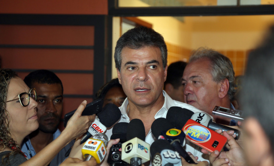 O governador Beto Richa inaugurou nesta sexta-feira (24) o Colégio Estadual Vista Bela, de Londrina, no Norte do Paraná. A nova unidade tem capacidade para 2.500 estudantes do ensino fundamental e ensino médio, em três períodos. Richa também assinou decreto formalizando a instalação do Colégio da Polícia Militar em Londrina e autorizou edital para o processo seletivo de vagas.