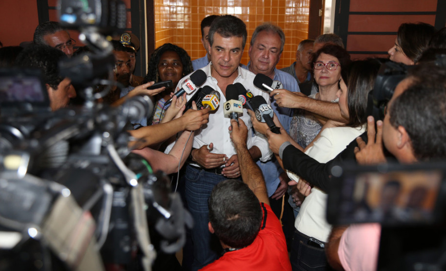 O governador Beto Richa inaugurou nesta sexta-feira (24) o Colégio Estadual Vista Bela, de Londrina, no Norte do Paraná. A nova unidade tem capacidade para 2.500 estudantes do ensino fundamental e ensino médio, em três períodos. Richa também assinou decreto formalizando a instalação do Colégio da Polícia Militar em Londrina e autorizou edital para o processo seletivo de vagas.