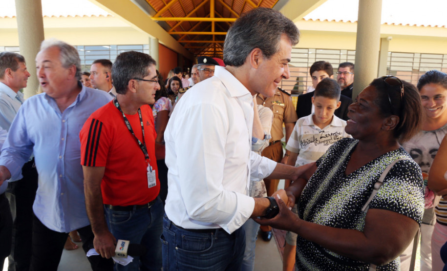 O governador Beto Richa inaugurou nesta sexta-feira (24) o Colégio Estadual Vista Bela, de Londrina, no Norte do Paraná. A nova unidade tem capacidade para 2.500 estudantes do ensino fundamental e ensino médio, em três períodos. Richa também assinou decreto formalizando a instalação do Colégio da Polícia Militar em Londrina e autorizou edital para o processo seletivo de vagas.