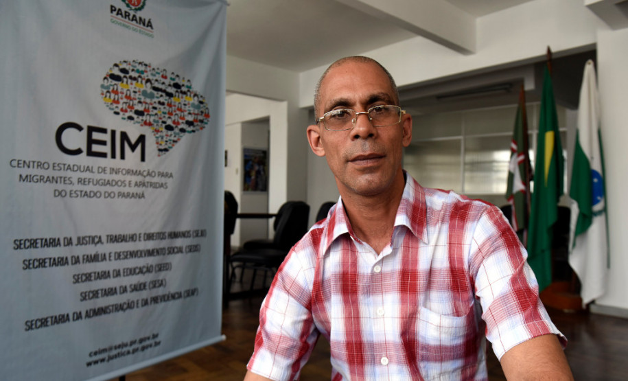 O imigrante cubano Roel Caballero Suarez busca informações no Centro Estadual de Informações para Migrantes, Refugiados e Apátridas do Estado do Paraná.